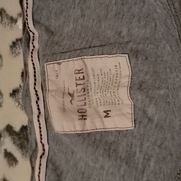☀️ Hollister gray top. Size medium - Picture 5 of 6